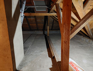 Zateplení stropu rodinného domu pomocí foukané izolace